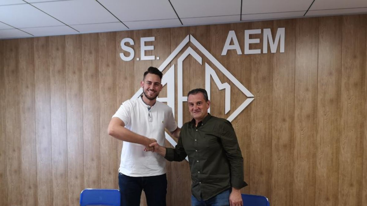 El nuevo técnico del AEM, Óscar Cobacho, ayer junto al presidente del club, Carles Sisteré. 