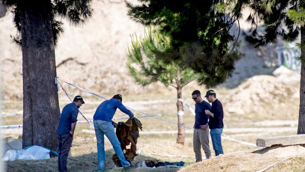 La policia científica obtenint proves al solar del Prat.