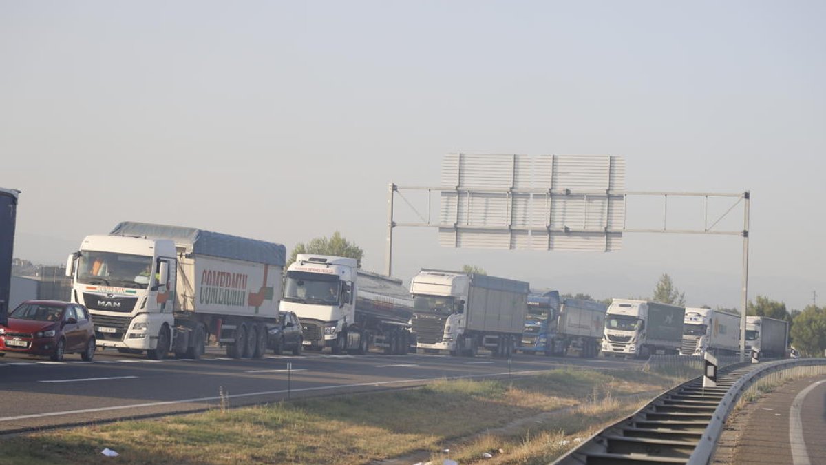 Las colas generadas por el corte de la autovía a causa de ambos incendios fueron kilométricas.