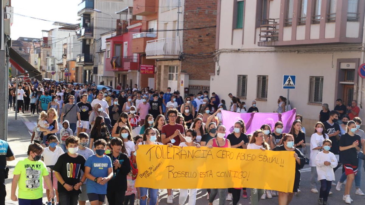 Veïns de Rosselló es van manifestar dilluns en suport a la menor.  Avui hi haurà concentració a Lleida.