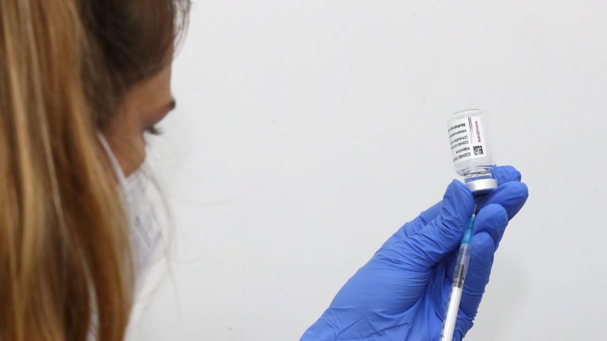Una infermera prepara una dosi de la vacuna AstraZeneca