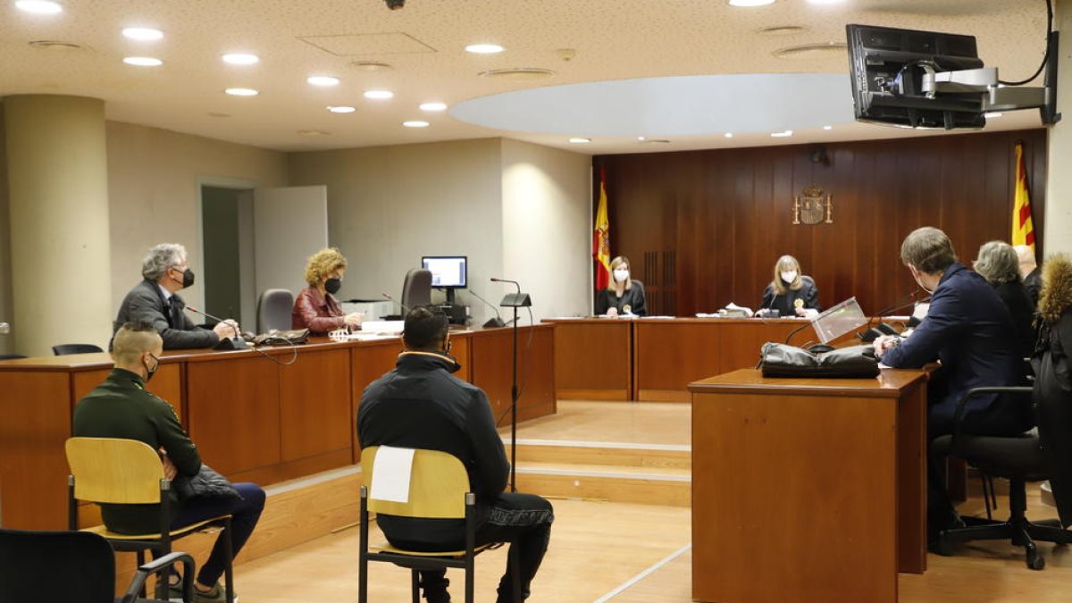 Els dos condemnats ahir durant la celebració de la vista a l’Audiència de Lleida.