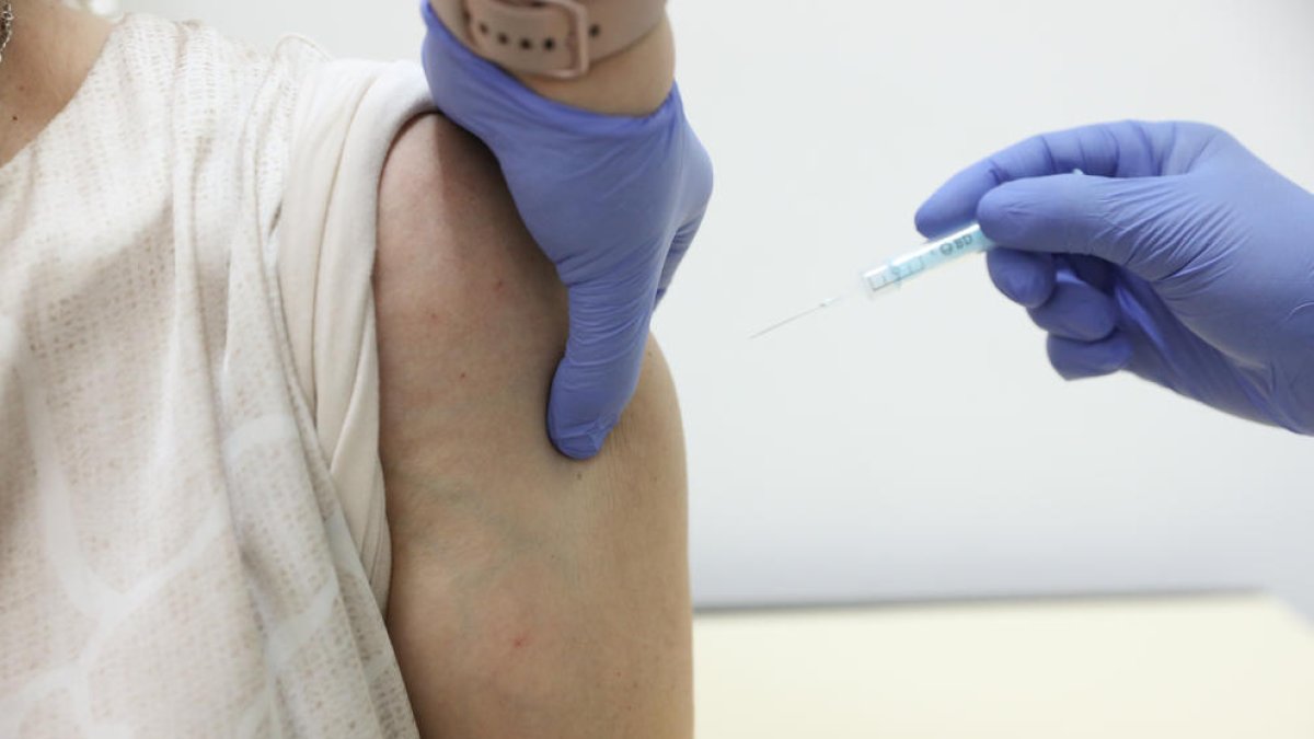 Una persona rep la vacuna de Moderna contra el Covid-19 a Madrid.