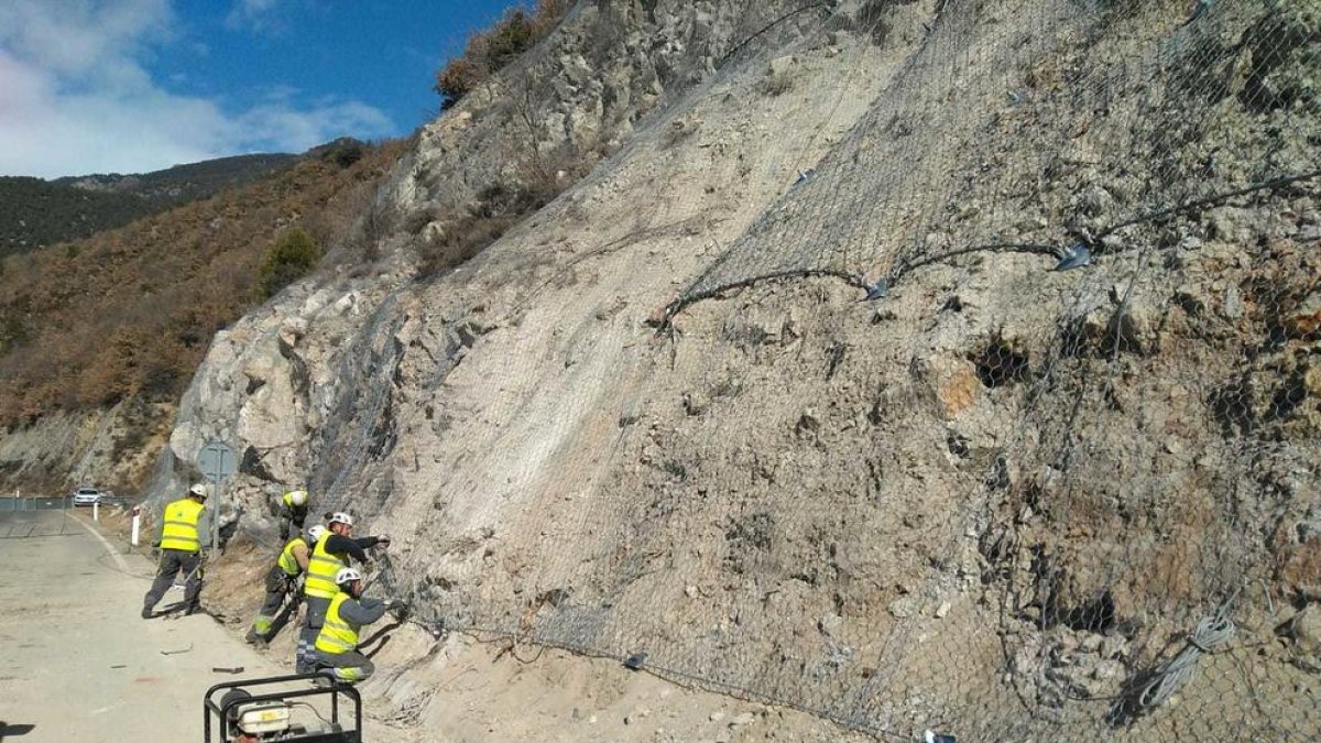 Operarios ultimando los trabajos del talud.