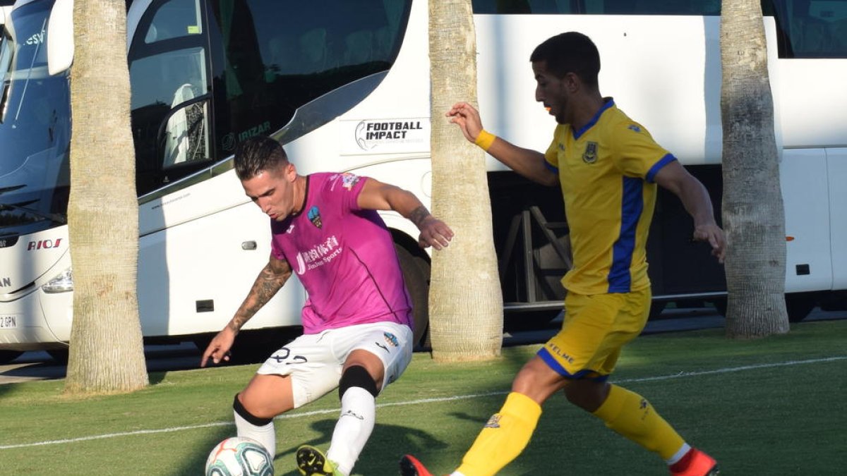 Raúl González, autor del 2-2, se dispone a controlar el balón ante un jugador del Alcorcón.