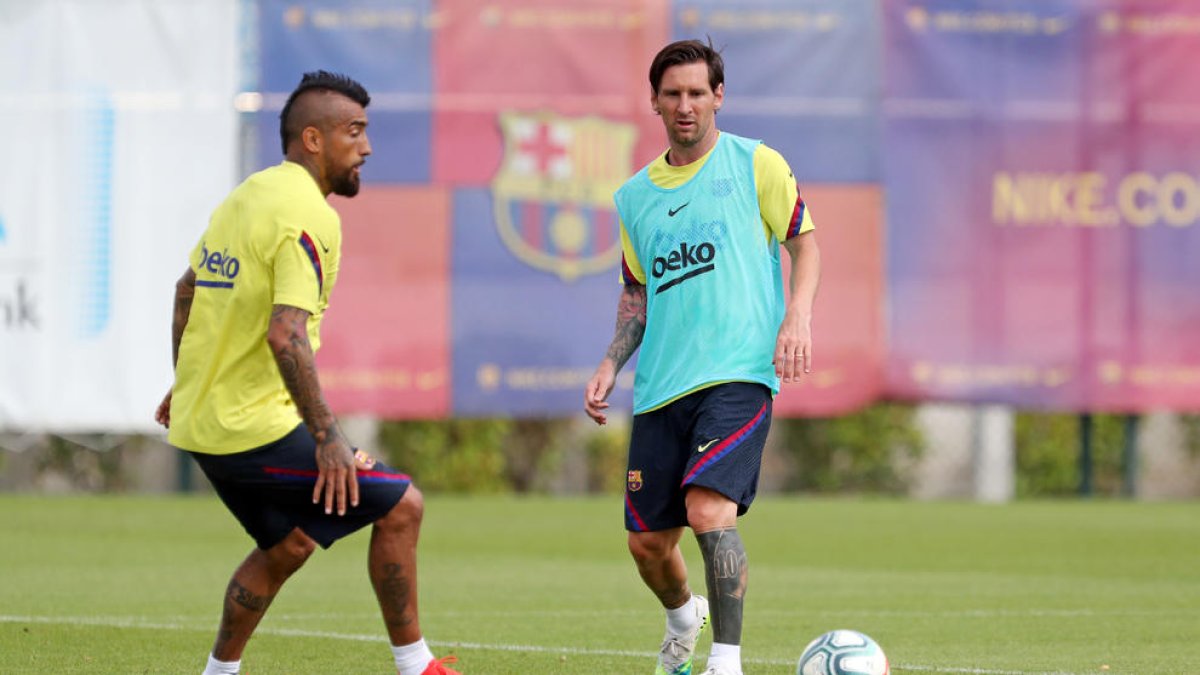 Arturo Vidal i Messi, durant l’entrenament d’ahir del FC Barcelona.