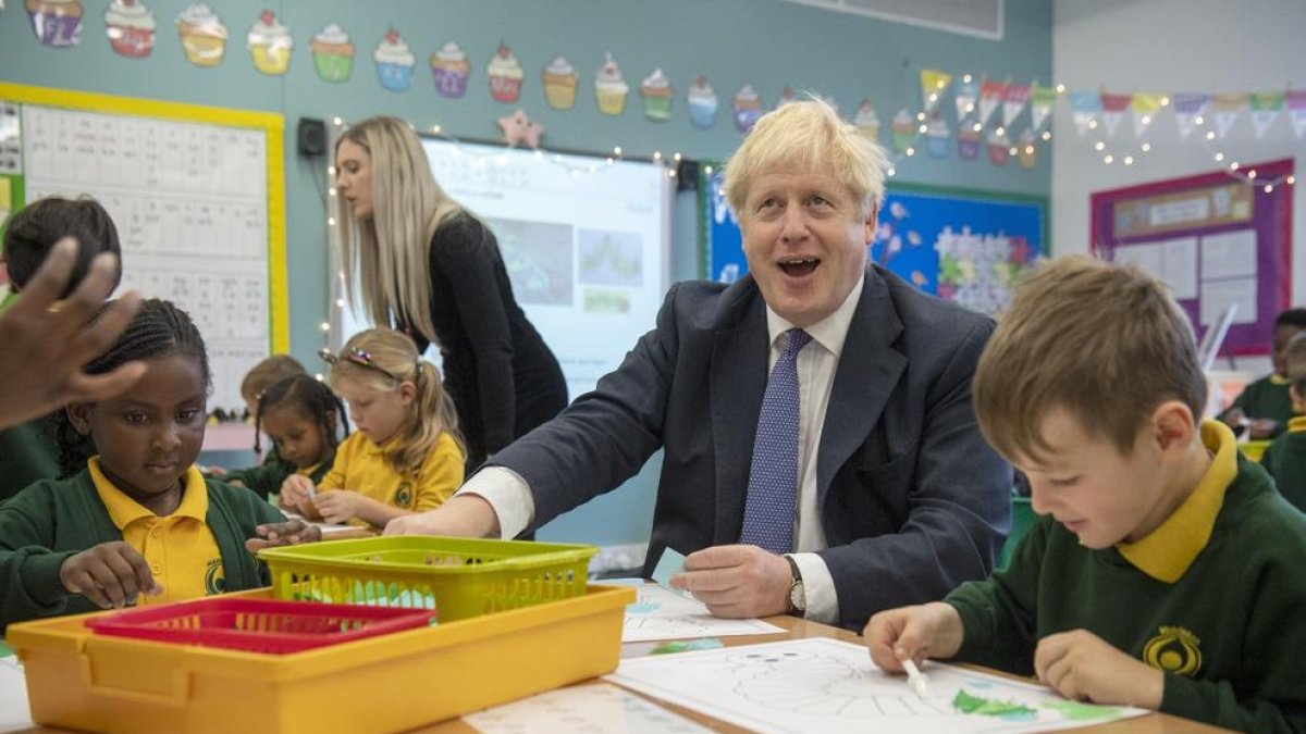 El primer ministre britànic, Boris Johnson, ahir durant una visita a una escola.