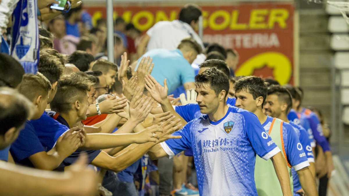 Los jugadores del Lleida, con Álex Felip al frente, saludan a la afición del Gol Nord tras ganar al Nàstic.
