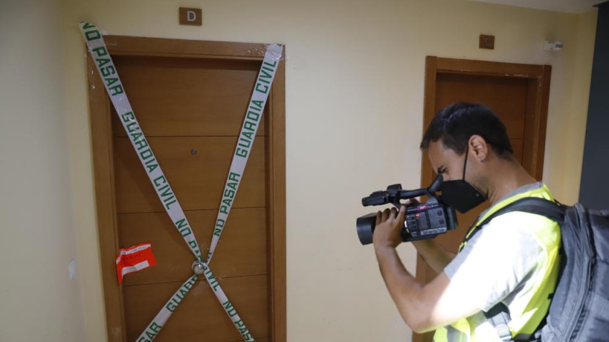 Un càmera pren imatges de l’habitatge on va tenir lloc l’assassinat a Rincón de la Victoria.