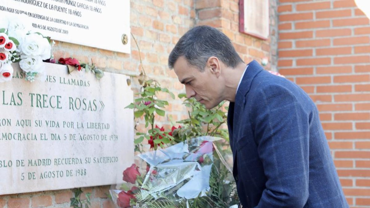 El cap de l’Executiu central en funcions, Pedro Sánchez, ahir, al deixar un ram a les Tretze Roses.