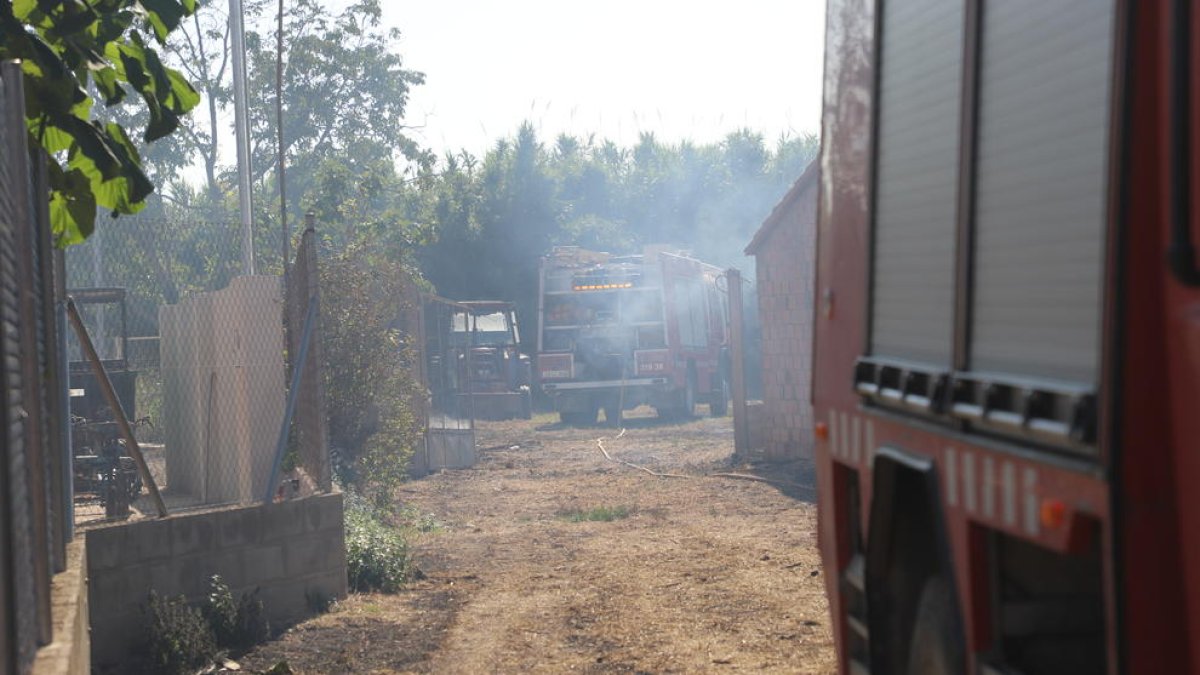 El fuego quemó 100 metros cuadrados del cobertizo. 