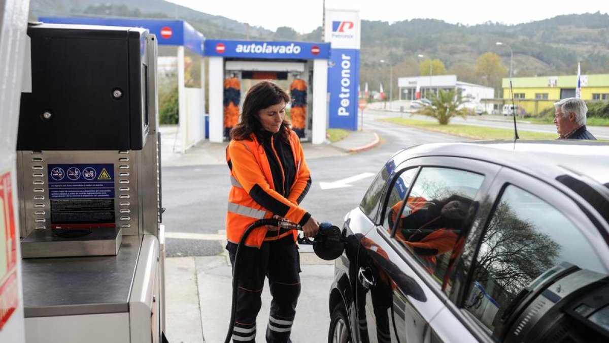 Los carburantes encadenan alzas de precio durante el verano.