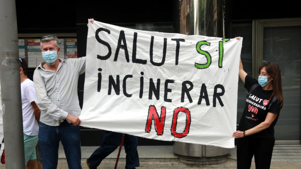 Una setantena de persones es concentren davant la delegació del Govern a Lleida contra el projecte de Nova Tracjusa