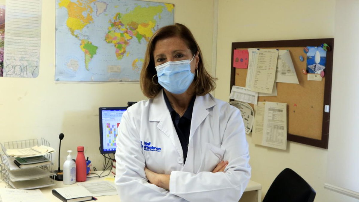 La cap de Medicina Preventiva i Epidemiologia de Vall d'Hebron, la doctora Magda Campins, al seu despatx.