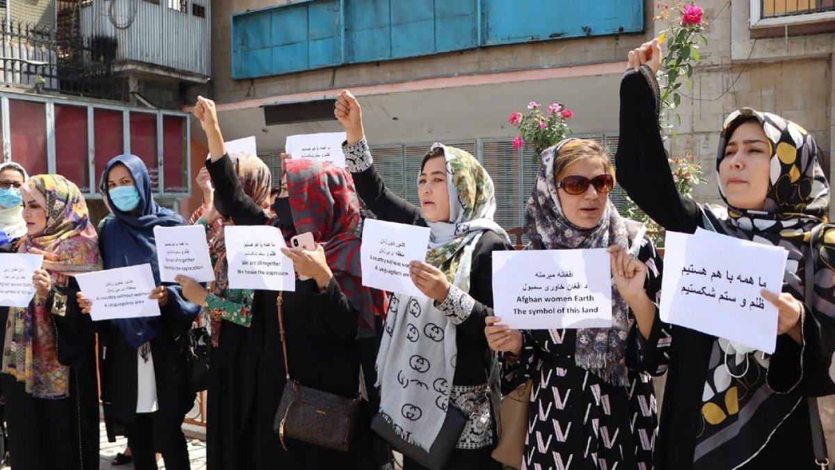 Dones afganeses protesten per segon dia per exigir presència femenina en el futur Govern.