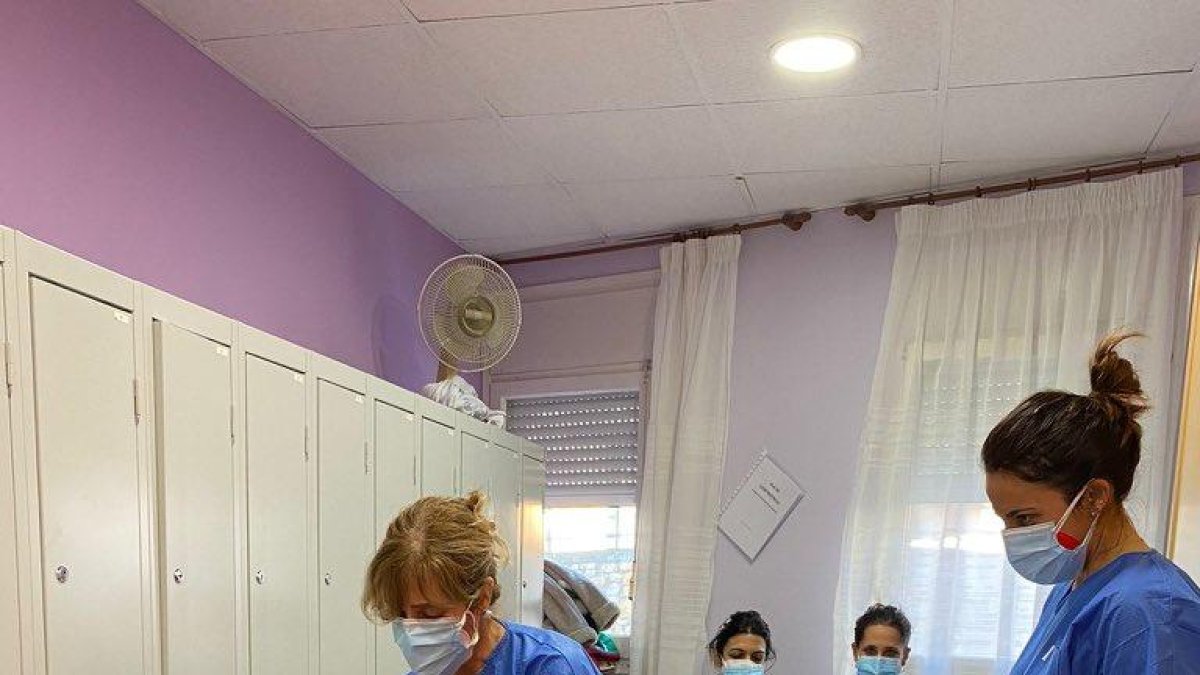 Un residente y una enfermera reciben la vacuna ayer en Balaguer y Mollerussa respectivamente. 