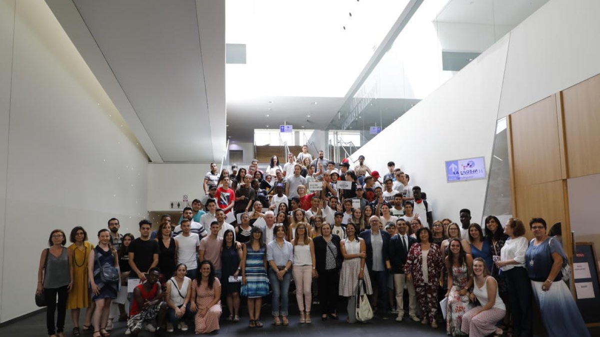 Foto de familia de los jóvenes de entre 16 y 24 años que ayer asistieron a la entrega de diplomas del programa Noves Oportunitats, en la Llotja de Lleida. 