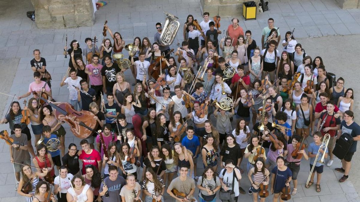 Una foto de familia con buena parte de los alumnos del actual 39 curso de música.