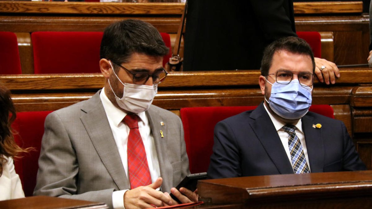 El presidente y el vicepresidente del Govern, Pere Aragonès y Jordi Puigneró, durante el pleno en el Parlament de este miércoles.