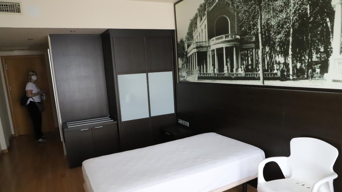 Imatge d’una de les vuitanta habitacions de l’hotel Nastasi, que reobrirà després d’un mes.
