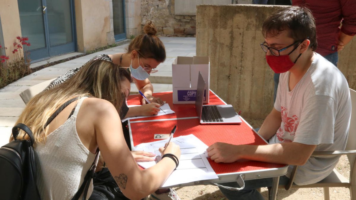 Desenes d'estudiants protesten a la Universitat de Girona en contra del requisit de la tercera llengua per obtenir el títol