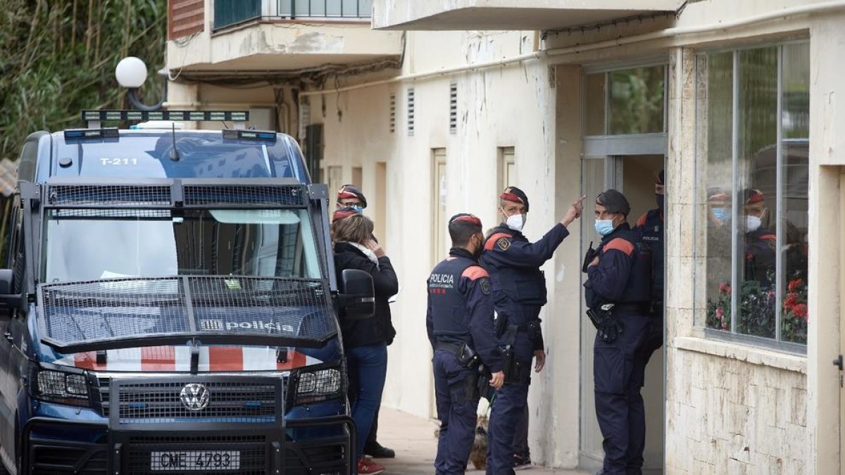 Los Mossos y la Policía Nacional detienen a cuatro hombres y desarticulan un grupo especializado en robar cajas fuertes