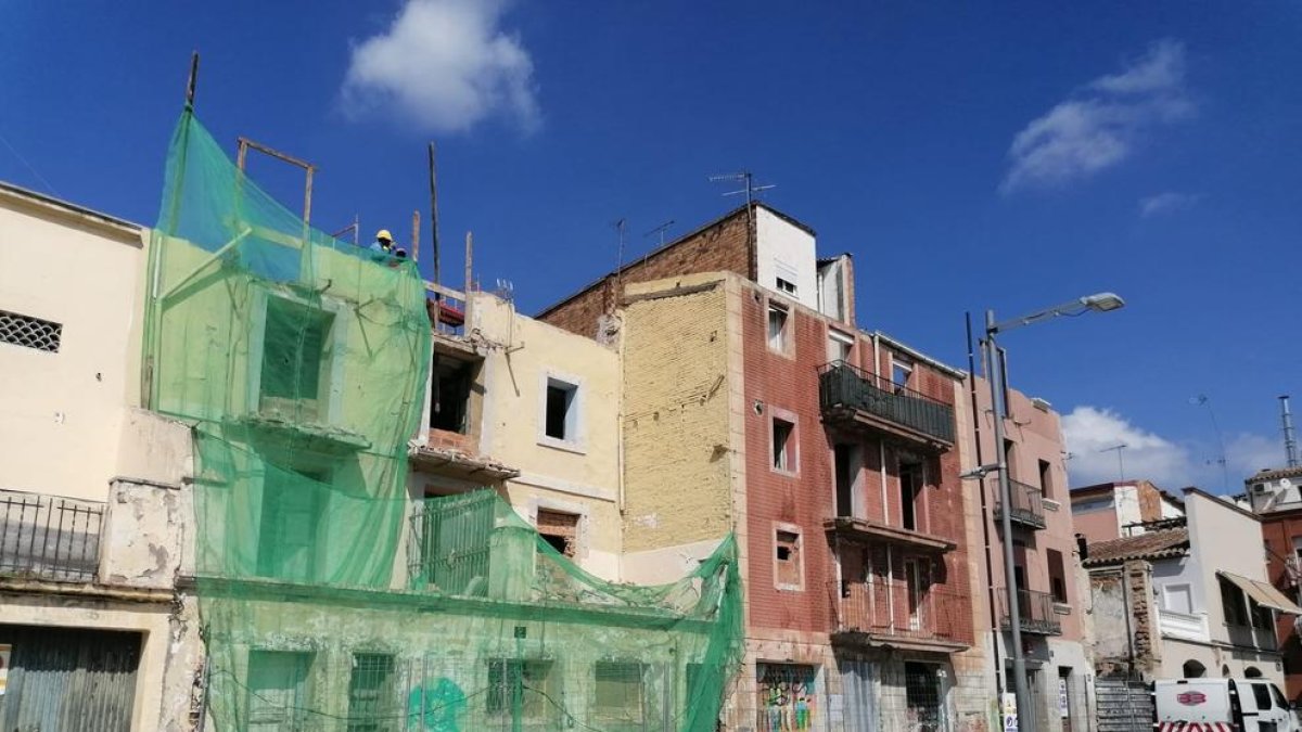 Operaris treballant ahir a l’edifici de la plaça del Dipòsit que està en procés de demolició.