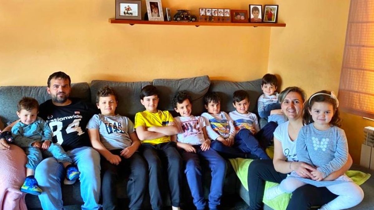 Fotografia de la família Valerio Espinosa de la Seu d’Urgell, amb els seus vuit fills.