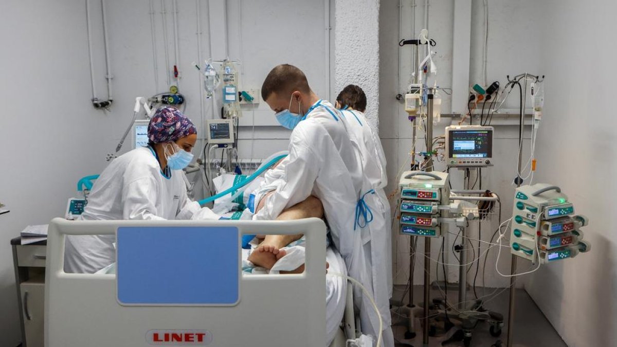 Personal sanitari de l’Hospital Parc Taulí de Sabadell treballa a l’UCI per a malalts de Covid-19.