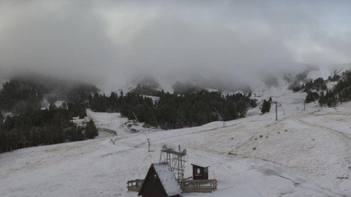 La nieve blanqueó ayer la estación del Port Ainé, en el Sobirà, ya que llegó a cotas altas del Pirineo.