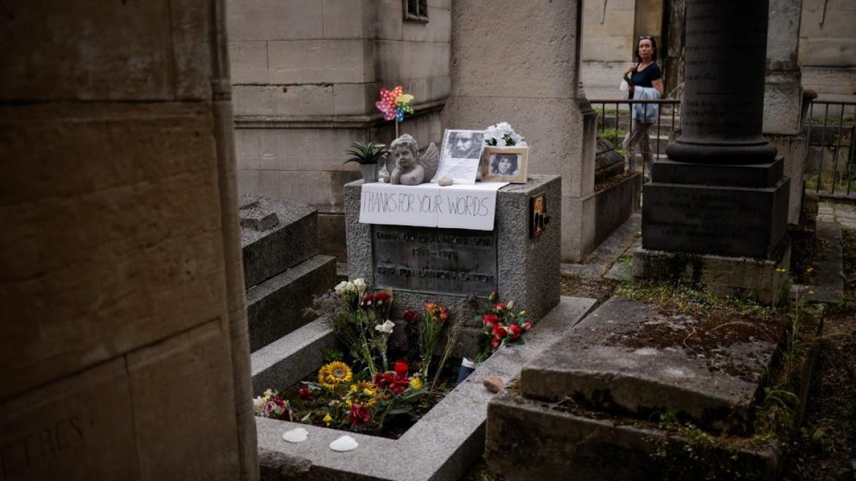 Homenatge a la tomba de Jim Morrison el 50 aniversari de la seua mort