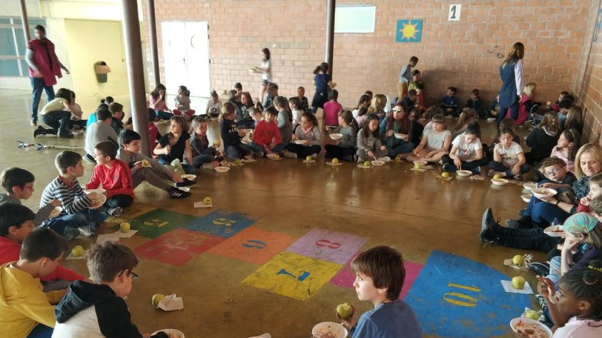 Los escolares participaron en una comida solidaria a base de arroz. 