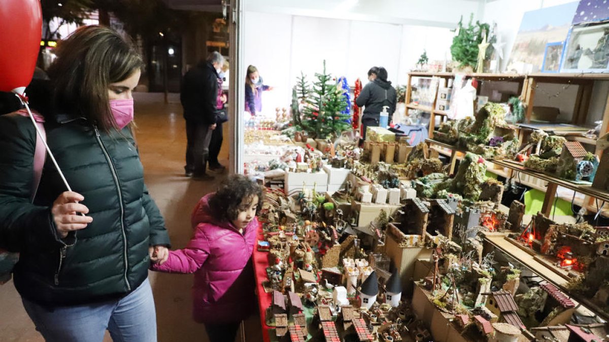 Los puestos de decoración comenzaron ayer su actividad en el Pati de les Comèdies y la plaza Vila de Foix.