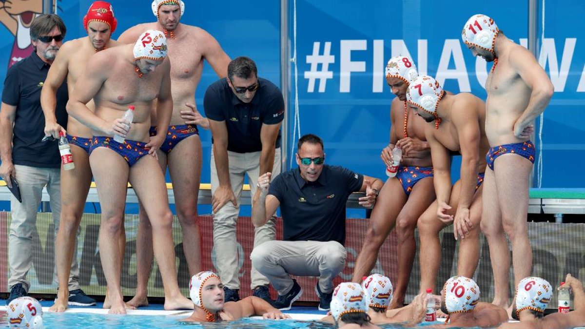 David Martín da instrucciones a sus jugadores durante las semifinales frente a Croacia.