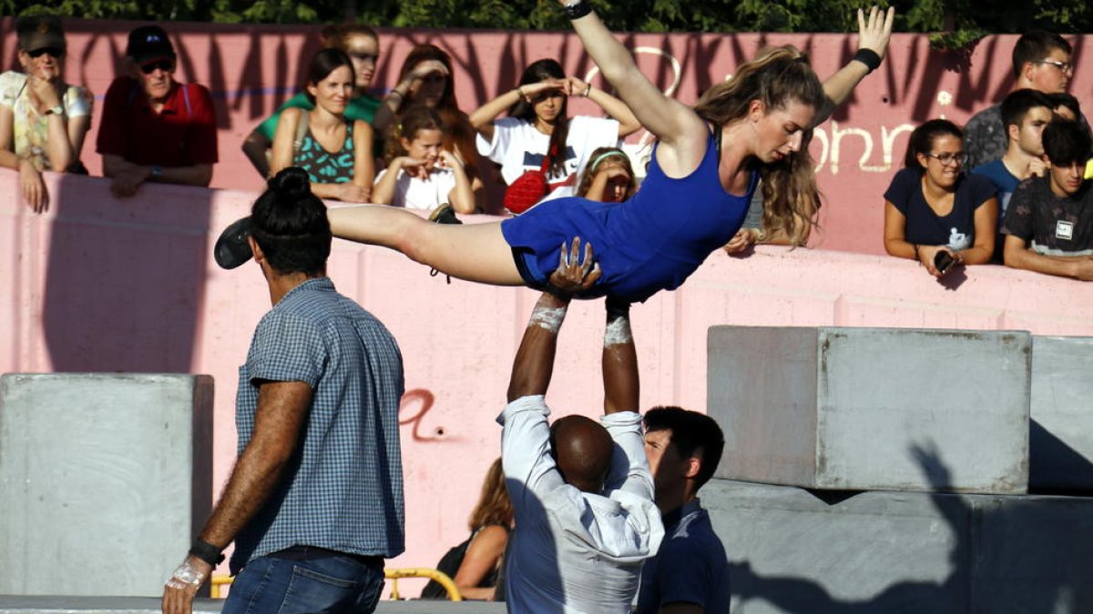 El espectáculo 'BLOCK' de las compañías británicas Nofit State Circus & Motionhouse en FiraTàrrega 2018.