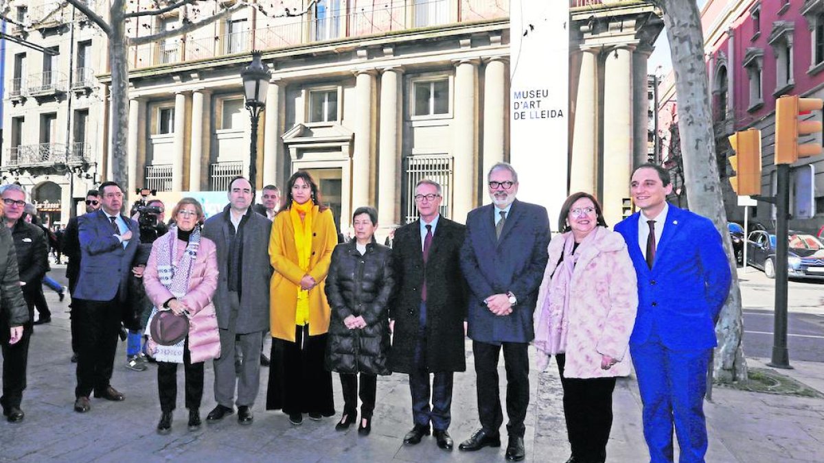 Recuperar la rambla Ferran - La foto de grup dels representants de les institucions davant la façana del futur Museu d’Art de Lleida exemplifica l’objectiu de la Paeria amb aquest projecte de rehabilitació de l’edifici de l’antiga Audièn ...