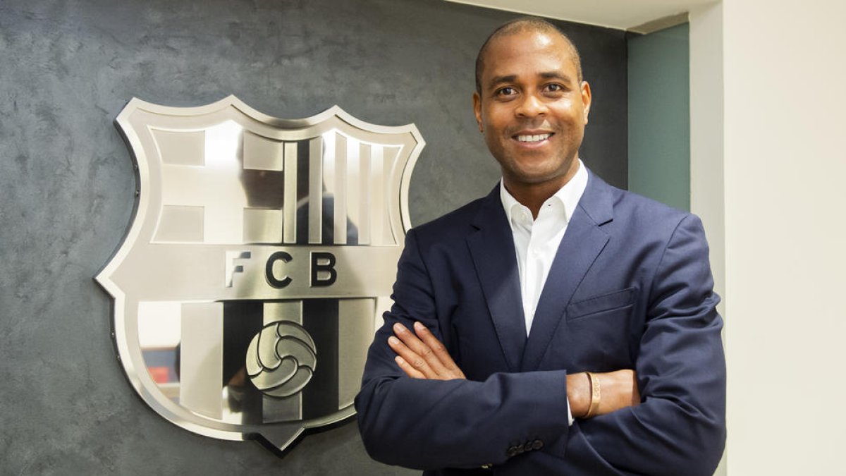 Patrick Kluivert firmó ayer su contrato como nuevo director deportivo de la base del FC Barcelona.