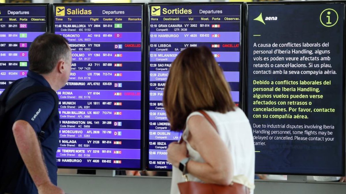 Un panel del aeropuerto del Prat-Barcelona.