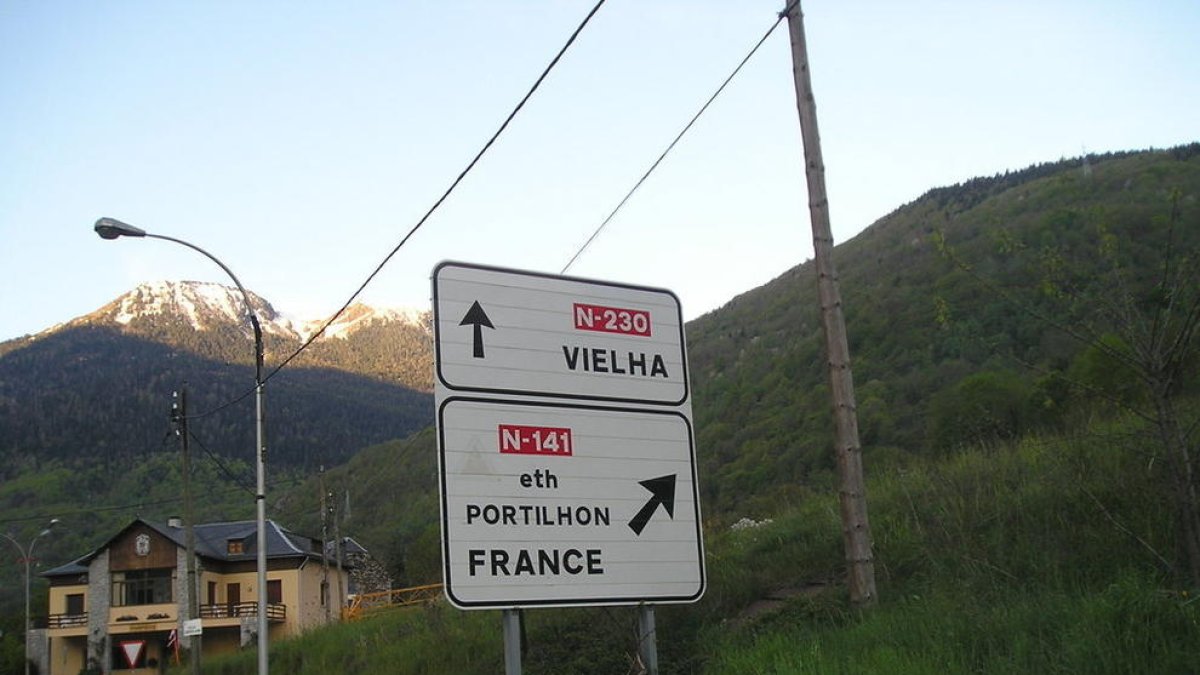 La frontera con Francia en Eth Portilhon, en la carretera C-141.