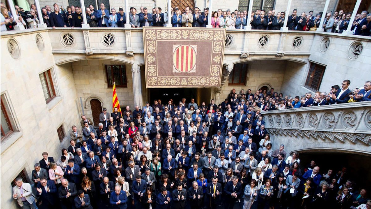 Centenars d’alcaldes de Catalunya es van reunir ahir al Palau de la Generalitat per expressar el rebuig a la condemna de l’1-O.