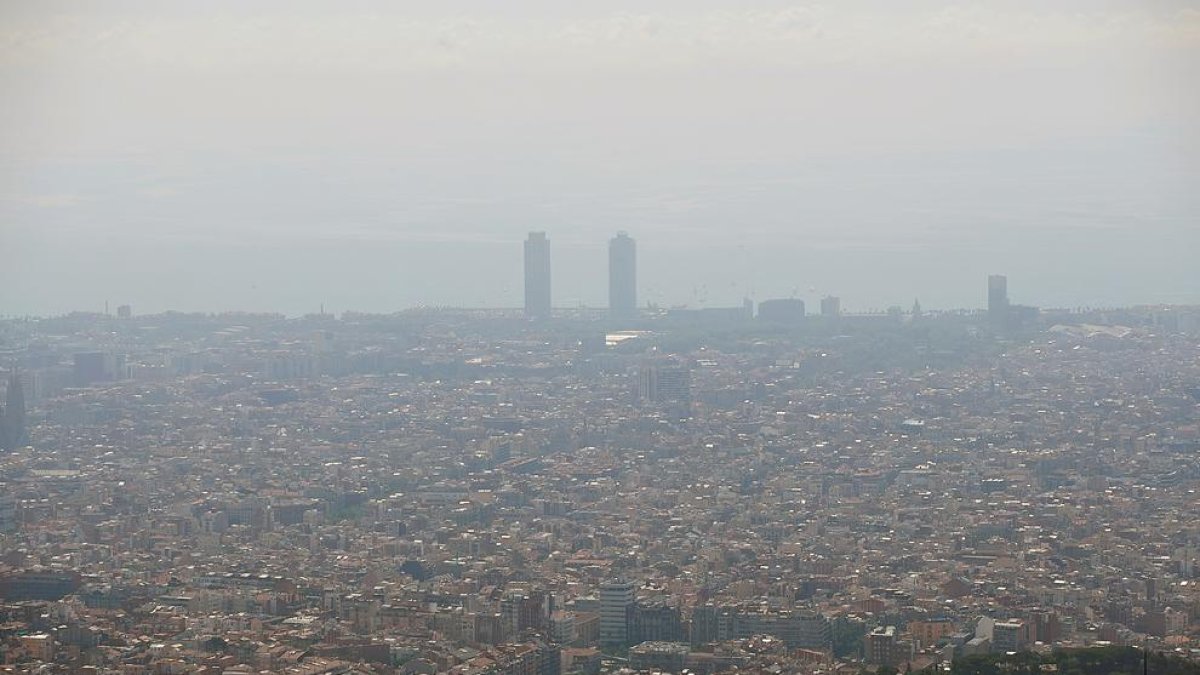 Vista de Barcelona el día que la UE denuncia la calidad del aire.