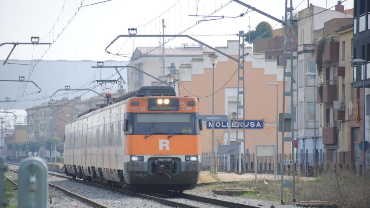Un tren de la línea R12 a su paso por la estación de Mollerussa.