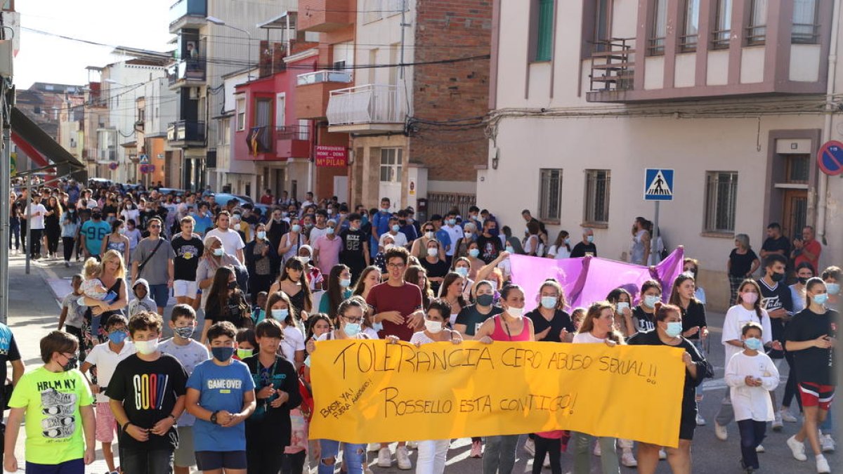 Vecinos de Rosselló se manifestaron tras hacerse pública la agresión sexual. 