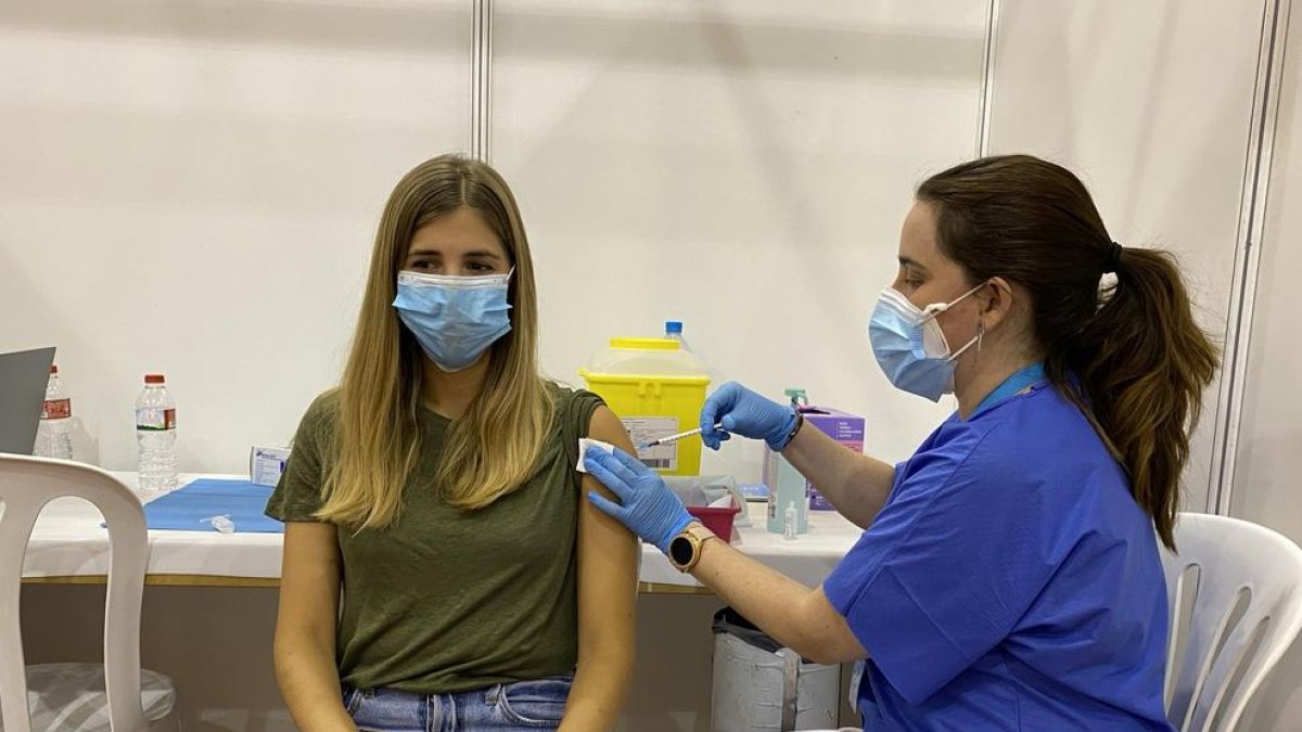 Una joven recibiendo ayer la vacuna contra la Covid en Mollerussa.