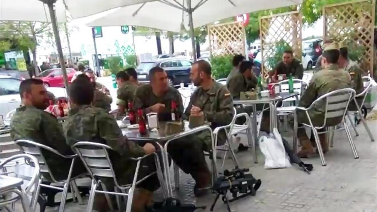 Militares armados, de copas en Vilafranca 