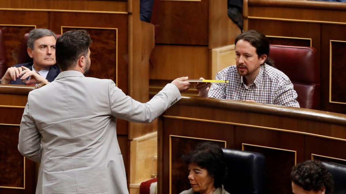 Rufián entrega el libro de Junqueras a Iglesias.