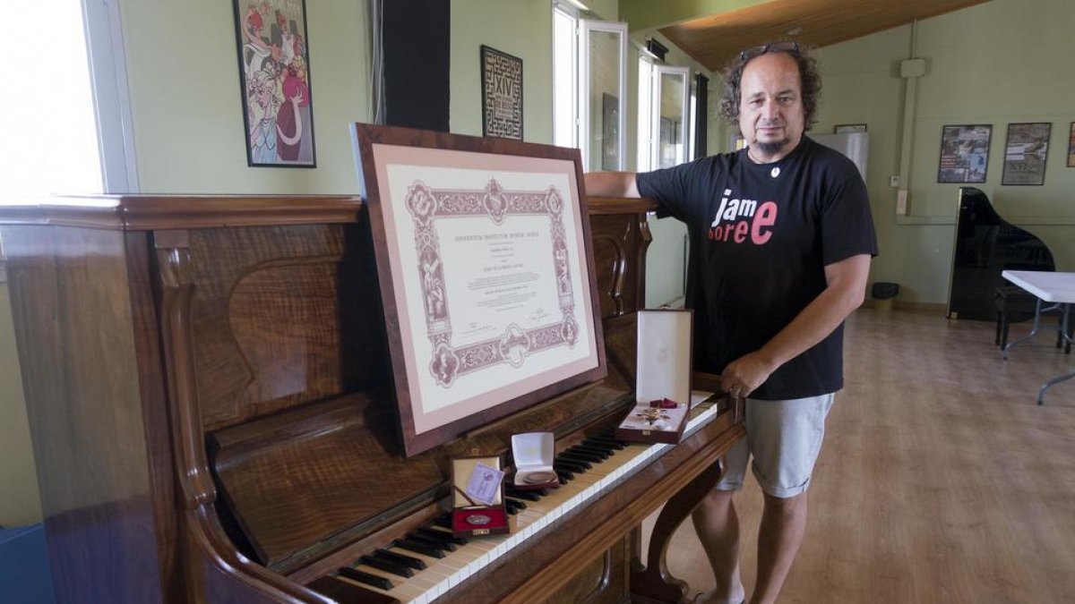 El director de la escuela, Ricard Grau, con el legado de Llorens.