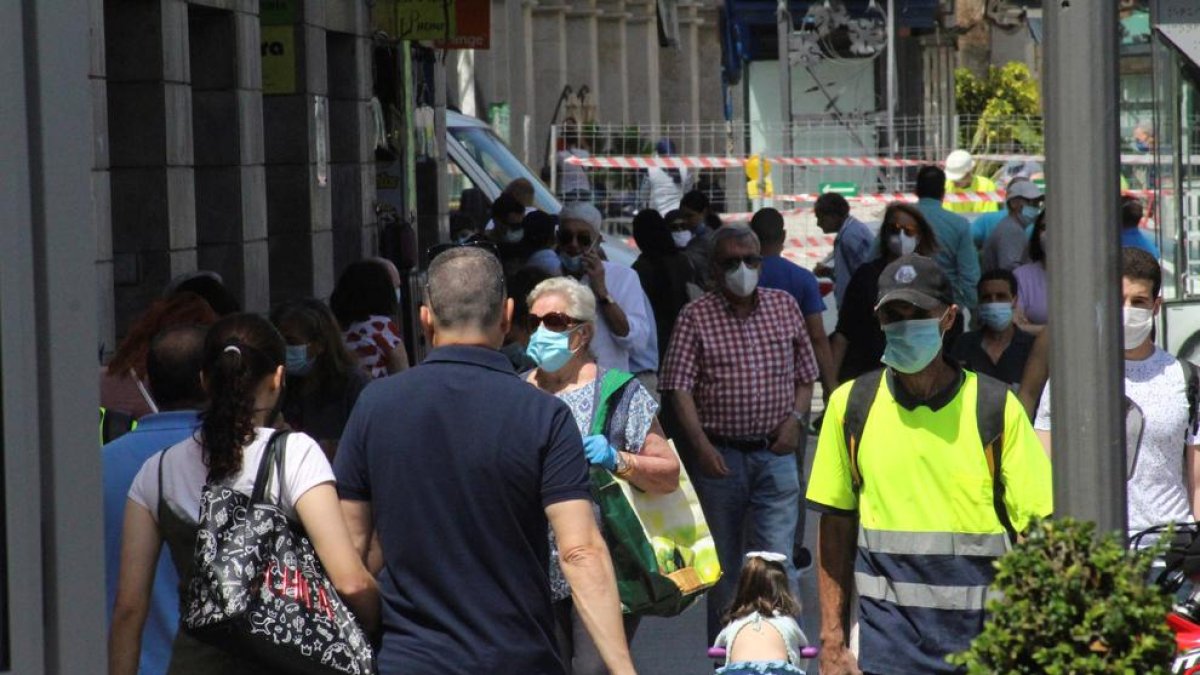 Varias personas pasean por una calle de Ceuta.