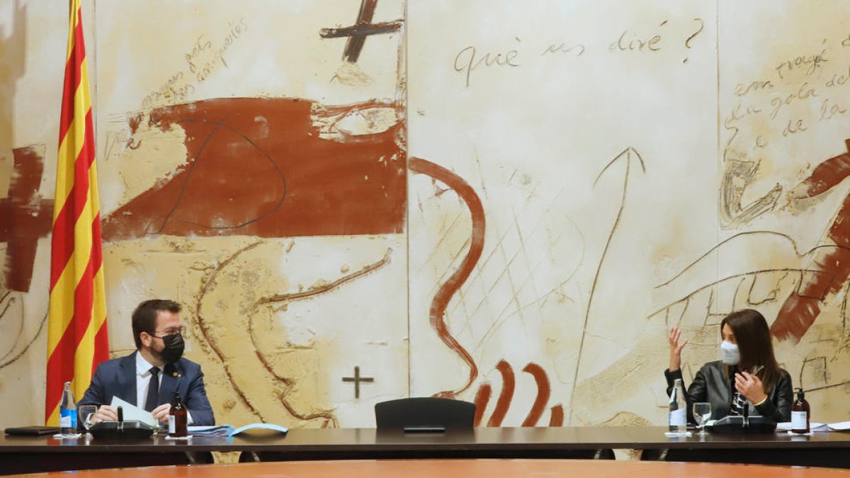 El vicepresident de la Generalitat amb funcions de president, Pere Aragonès, conversant amb la consellera de Presidència en funcions, Meritxell Budó, durant una reunió del Consell Executiu.