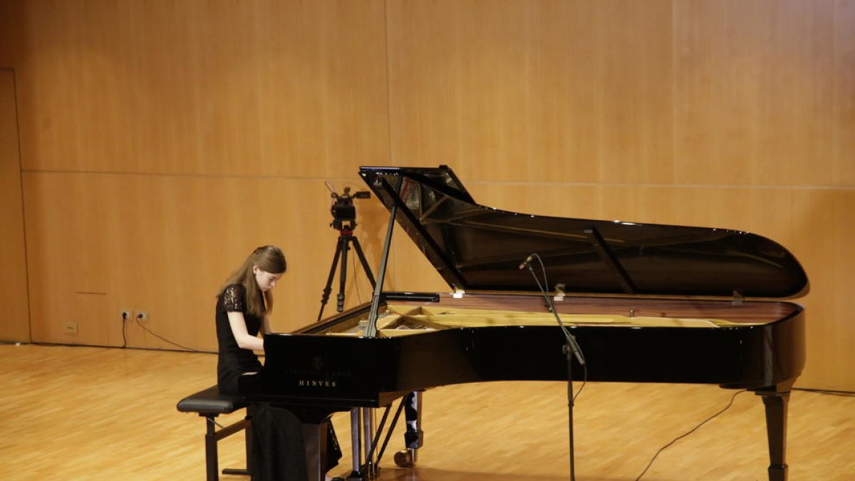 Una de les participants ahir al matí al concurs juvenil de piano Ricard Viñes de Lleida.